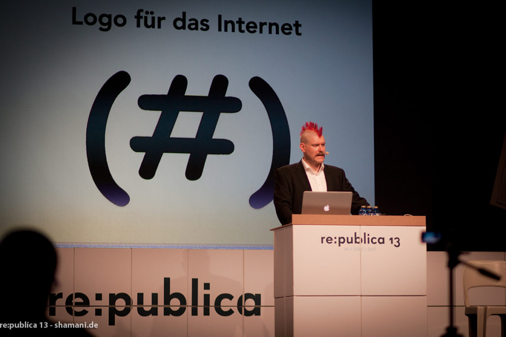 Sascha Lobo als Speaker auf der Bühne der re_publica 13 (2013), im Hintergrund seine Folie mit dem Logo für das Internet (#)