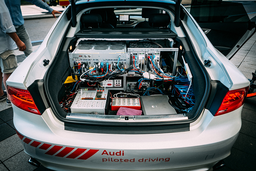 Blick in den Kofferraum des Audi S7, der vollgepackt ist mit Technik, verkabelten Echtzeit-Computern und Lüftern.