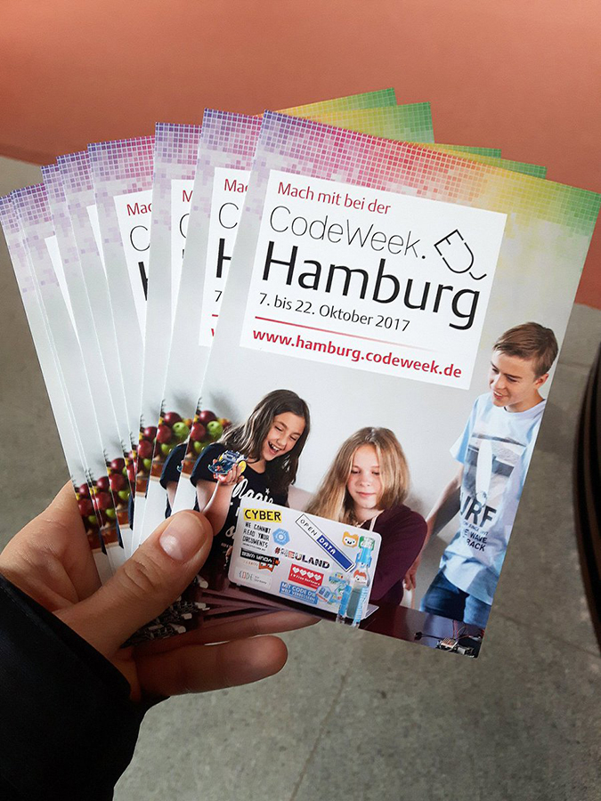 Postkarten aufgefächert in einer Hand mit dem Jugend-hackt-Motiv