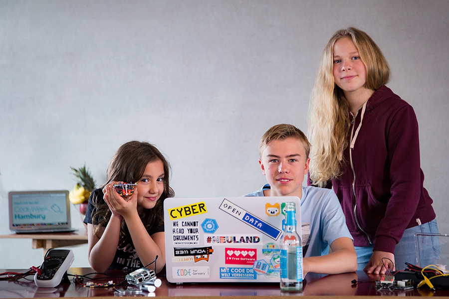Drei Kids, die ich von der CodeWeek und von Jugend hackt kenne, waren Models für die 2017er-CodeWeek-Kampagne!