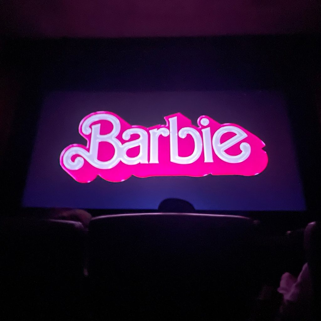 Pinker Barbie-Schriftzug auf der Kino-Leinwand