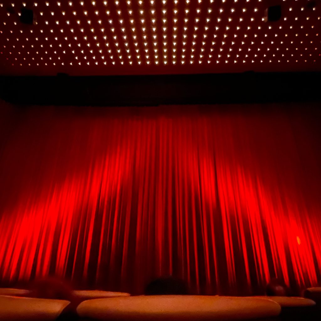 Kino-Vorhang vor dem Film