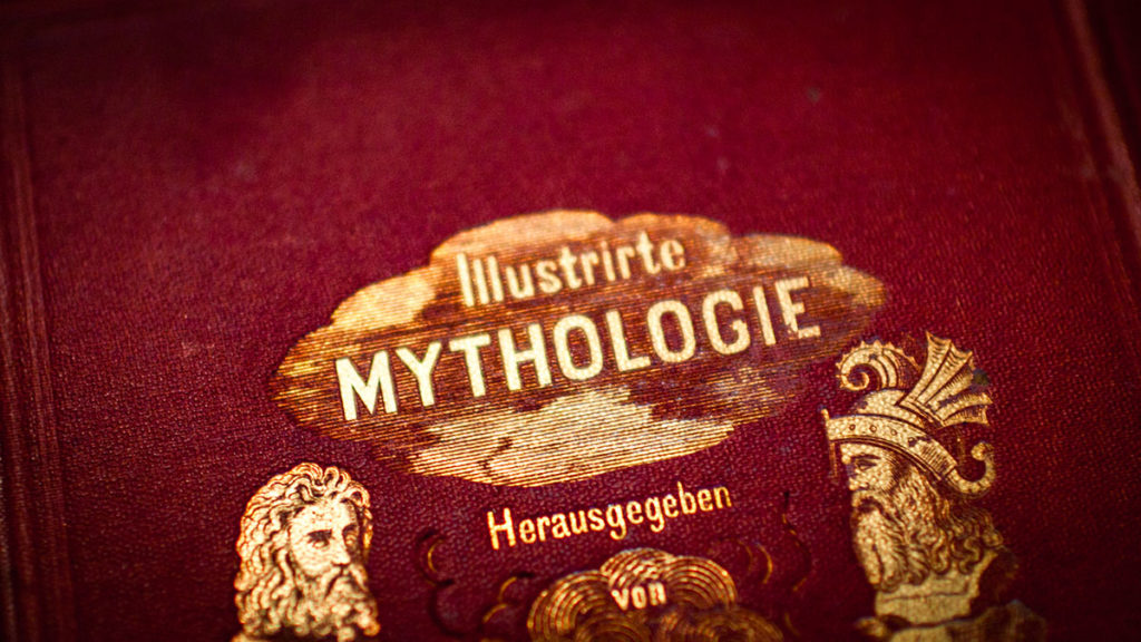 Stoffbezogens Cover eines alten Buches, dessen Titel "Illustrirte Mythologie" lautet